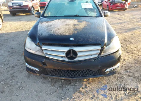 2013 Mercedes-Benz C 300 Sport 4Matic z USA, uszkodzony, nr VIN WDDGF8AB7DR244098